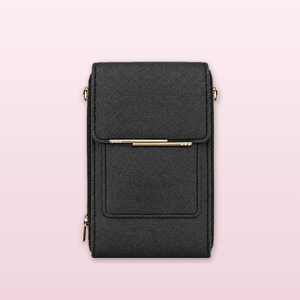 Bolso negro de frente con herrajes dorados y bolsillo frontal