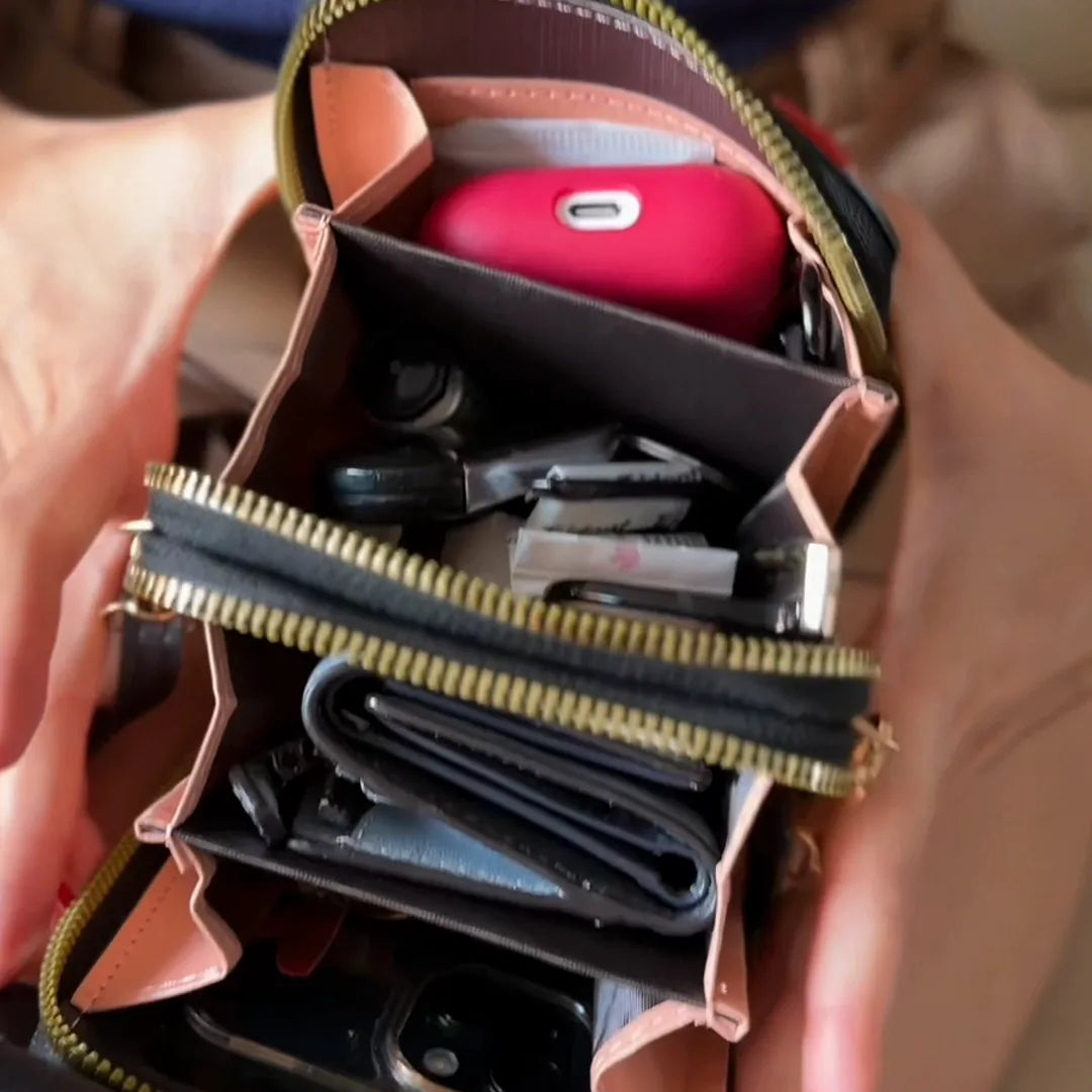 Compartimentos y ranuras del bolso abiertos con tarjetas y llaves
