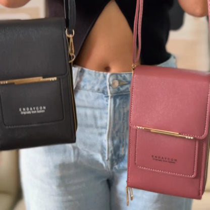 Bolsos negro y rosado llevados en la cintura