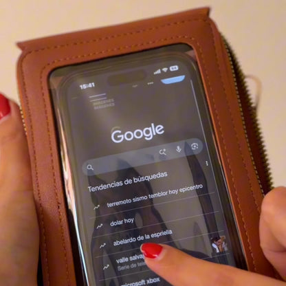 Ventana táctil del bolso caramelo mostrando la pantalla del celular