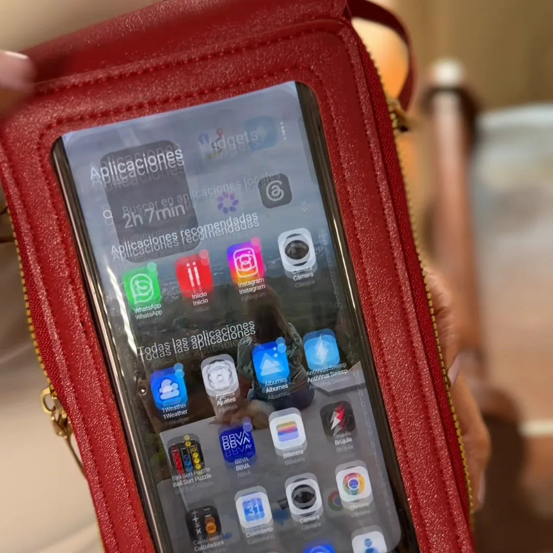 Pantalla del celular vista a través de la ventana transparente del bolso
